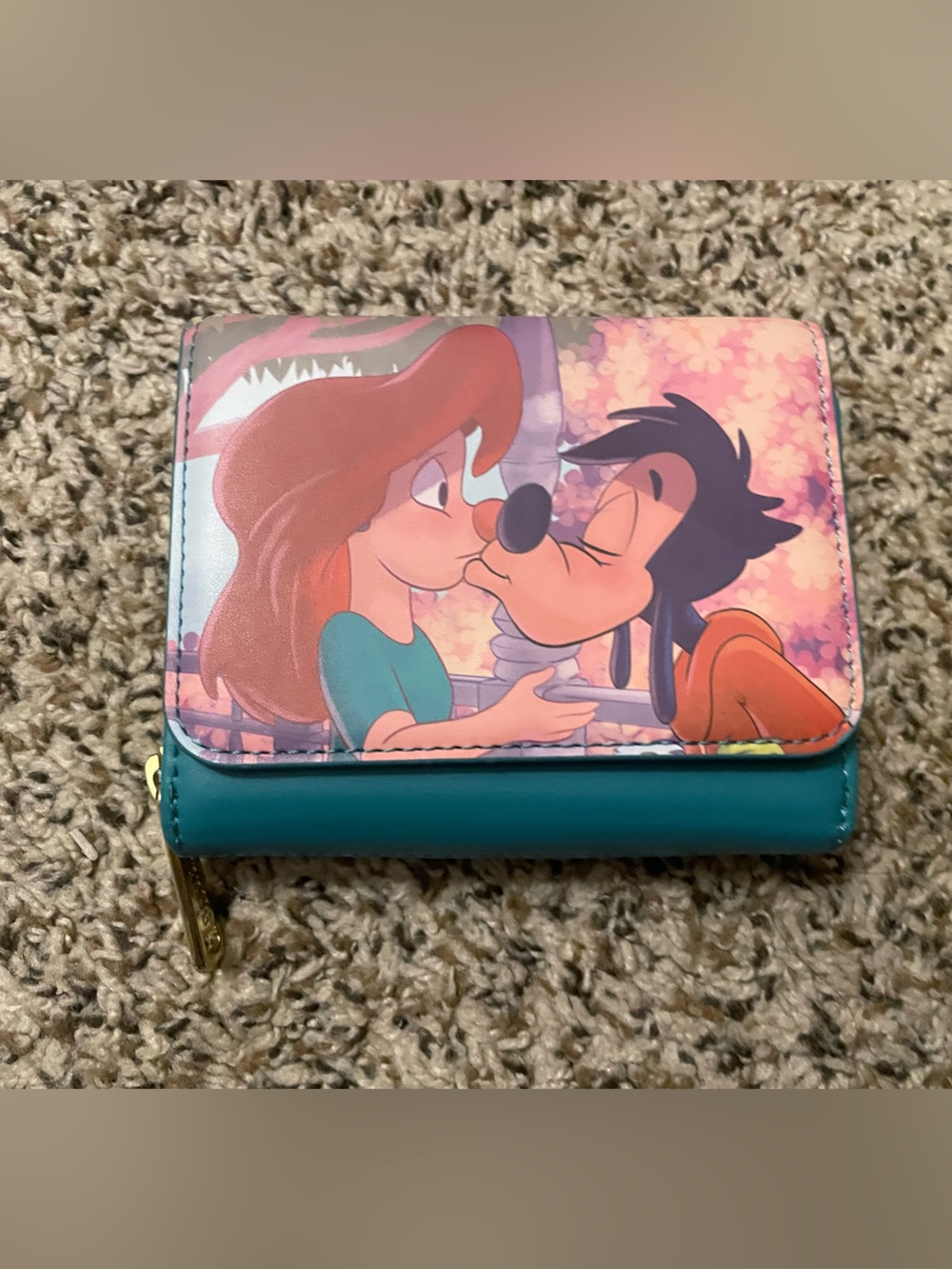 𝅺Loungefly A Goofy Movie Roxanne and Max wallet heart kiss aop